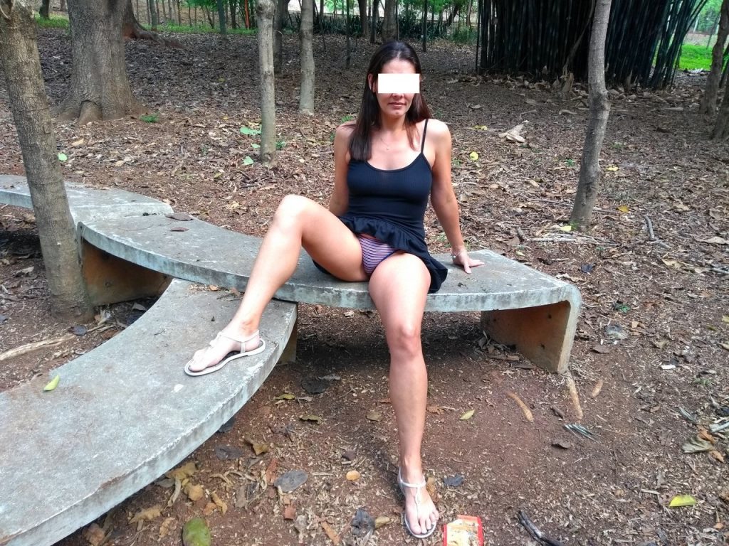 Raquel se exibindo pelada no jardim botânico de Americana SP 