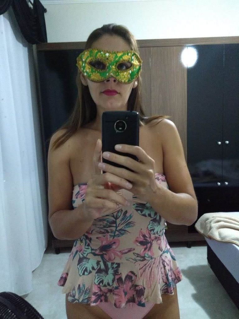 Raquel fazendo muita sacanagem na cama