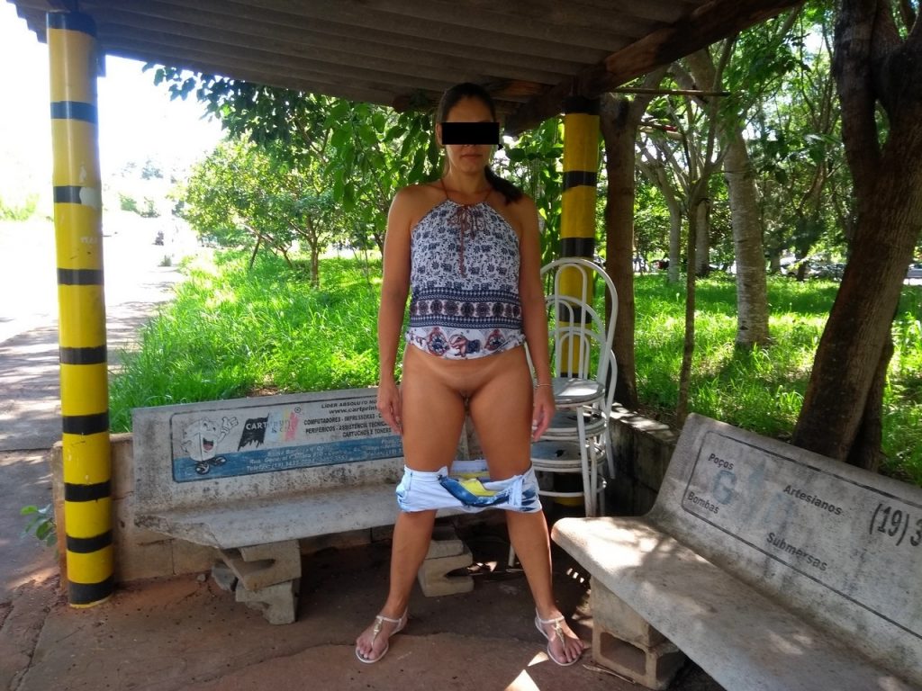 Raquel se exibindo pelada no ponto de ônibus