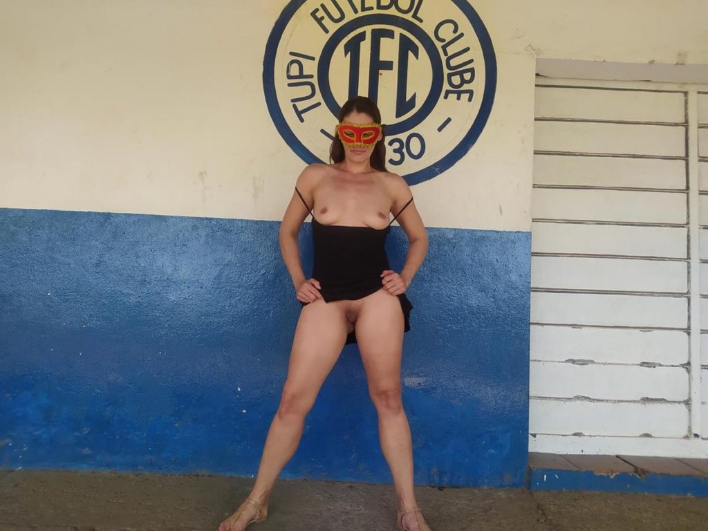 Raquel gostosa peladinha na sede do Tupi Futebol clube 