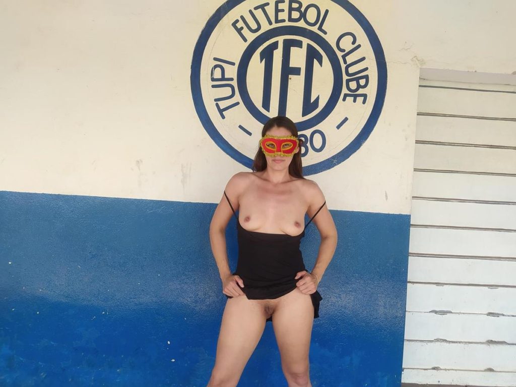 Raquel muito gostosa se exibindo peladinha na sede do Tupi Futebol clube