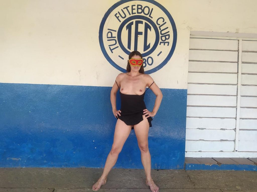 Raquel gostosa peladinha na sede do Tupi Futebol clube 