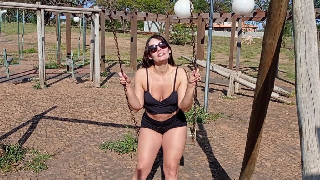 Raquel sem máscara toda sexy e gostosa se exibindo para os homens nas ruas