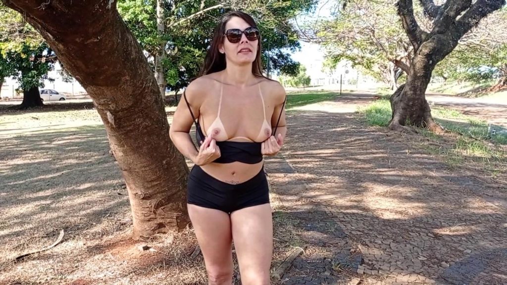 Raquel sem máscara toda sexy e gostosa se exibindo para os homens nas ruas