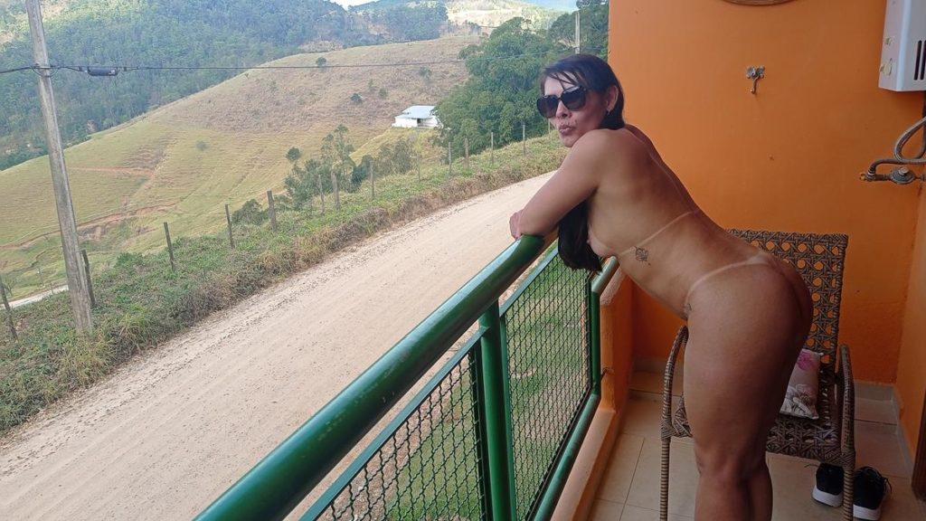 Corno exibindo sua esposa linda e gostosa para os machos