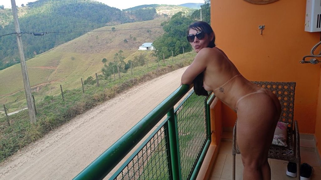 Corno exibindo sua esposa linda e gostosa para os machos