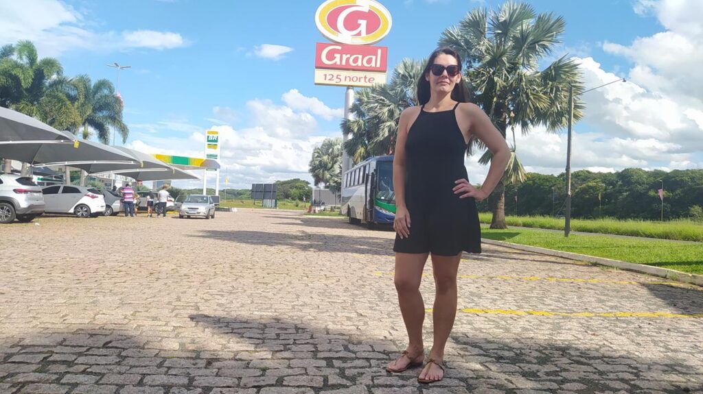 Raquel se masturbando e exibindo em público no posto de gasolina no posto de gasolina Graal Norte 125