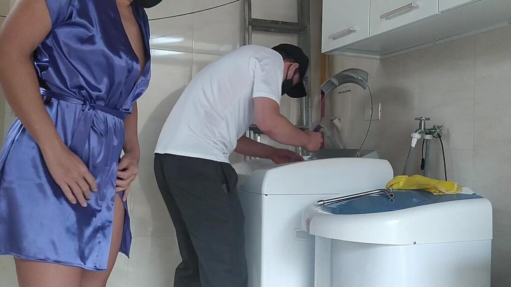 Raquel provocando o técnico que foi arrumar a máquina de lavar roupas