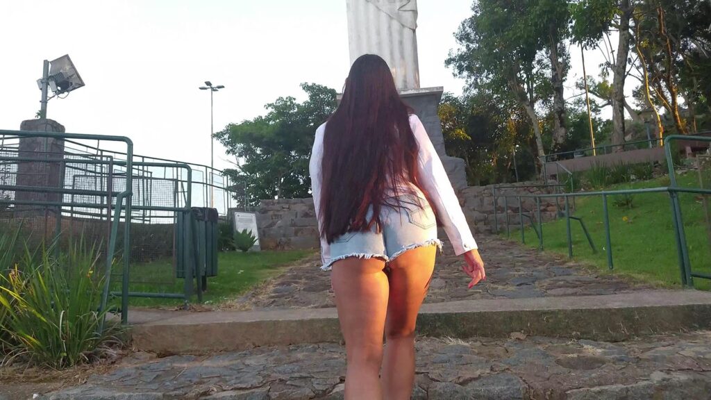 Atriz pornô fazendo exibicionismo na cidade de Serra Negra no interior de SP