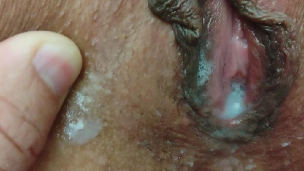 Casada pediu para o novinho tirar a camisinha e gozar dentro