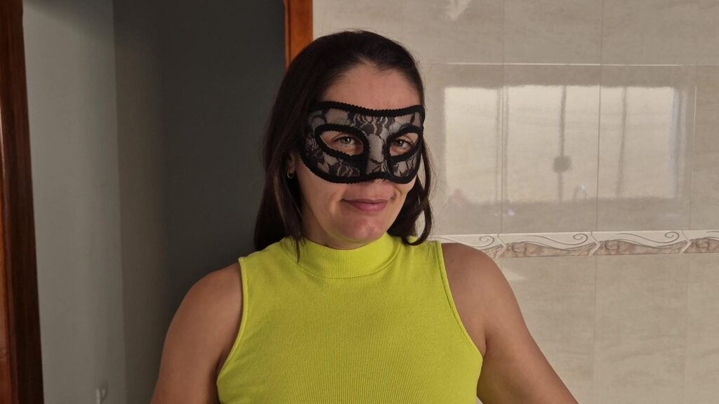Raquel coroa gostosa tirando a roupa e se exibindo todinha natural!